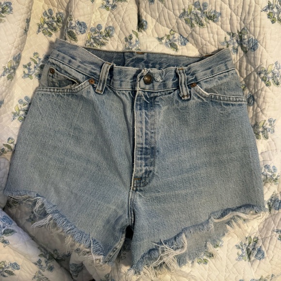Vintage Levi’s denim shorts fit like 23/24 - Picture 4 of 4